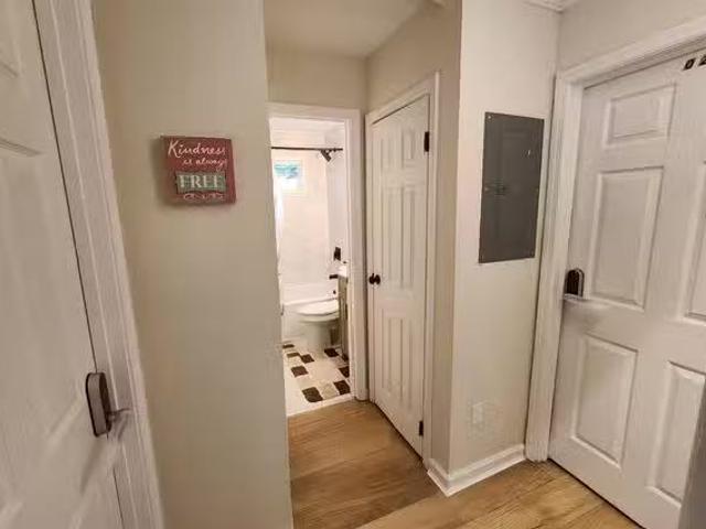 Fully Renovated and Modern Home, just a walk away from Marta S.