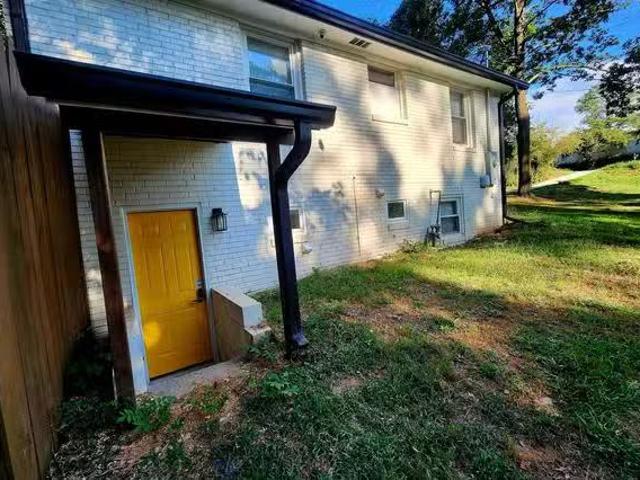 Fully Renovated and Modern Home, just a walk away from Marta S.