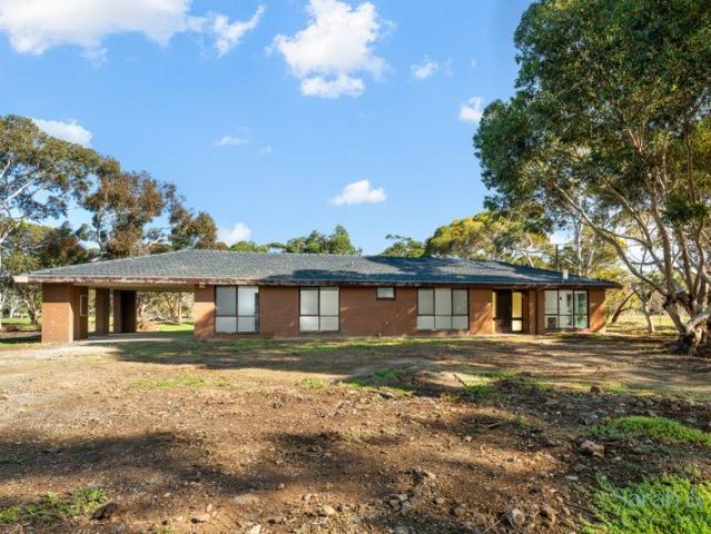 Fully Renovated Acreage Living in Lara. !