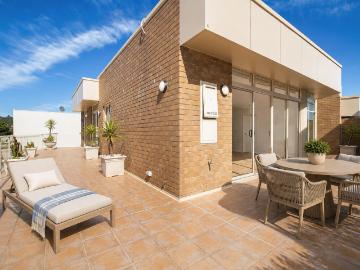 fully renovated apartment close to the beach!