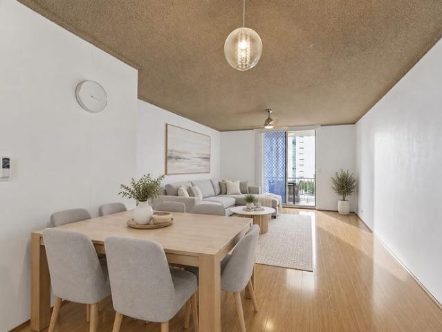 Fully Renovated Apartment Just 200m from the Broadwater!