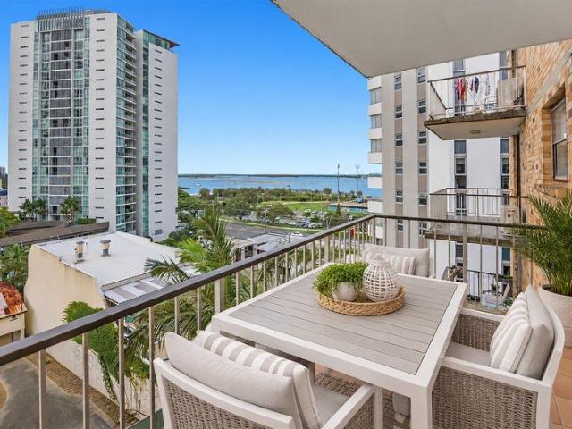 Fully Renovated Apartment Just 200m from the Broadwater!