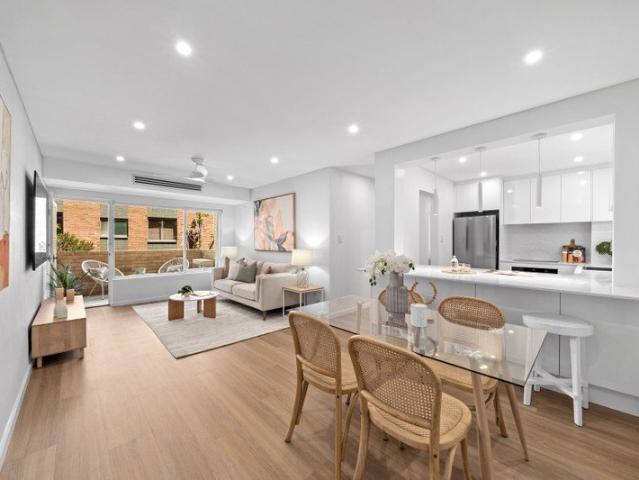 Fully renovated apartment with leafy outlook, pool and sauna