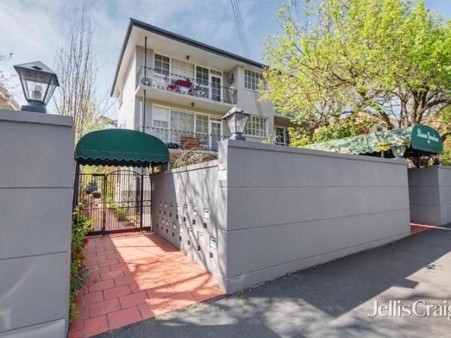 Fully renovated ground floor rear full of sunshine and leafy outlooks