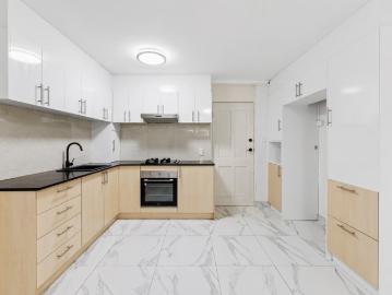 FULLY RENOVATED GROUND FLOOR UNIT WITH HUGE COURTYARD