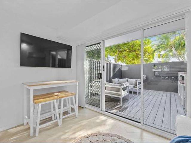 Fully Renovated Ground Floor Unit with Private Courtyard – Walk to the Broadwater