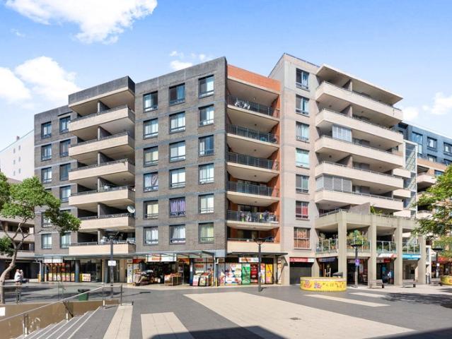 Fully Renovated East Aspect Tile Floor Throughout 3 Large Bedrooms Modern Apartment on Level 6