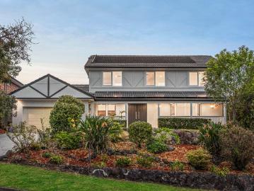 Fully renovated family abode in blue ribbon locale