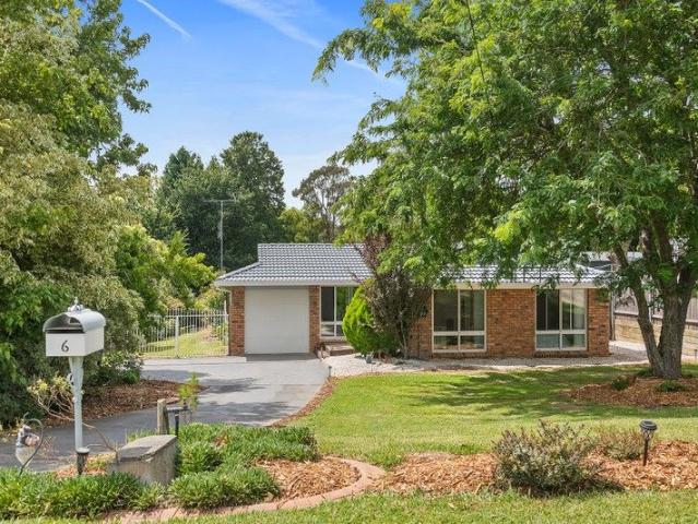 FULLY RENOVATED FAMILY HOME ON A STUNNING 1,302sqm GARDEN BLOCK PLENTY OF ROOM FOR A GRANNY FLAT