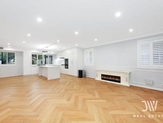 Fully Renovated Family Home Opposite Queen Elizabeth Reserve