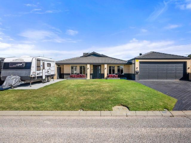 FULLY RENOVATED FAMILY HOME WITH EXCEPTIONAL OUTDOOR ENTERTAINING AND A FREESTANDING STUDIO TO ENJOY
