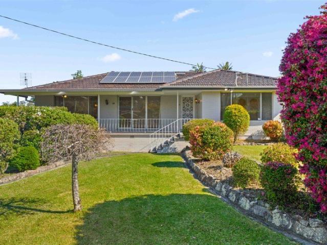 FULLY RENOVATED FAMILY LIVING WITH MASSIVE POWERED SHED