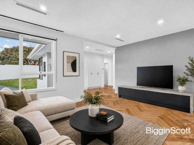 FULLY RENOVATED FAMILY LIVING IN A PRIME MOUNT WAVERLEY SETTING!