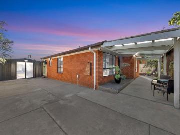 MODEN LIVING AT ITS BEST ON 502M2 APPROXIMATELY