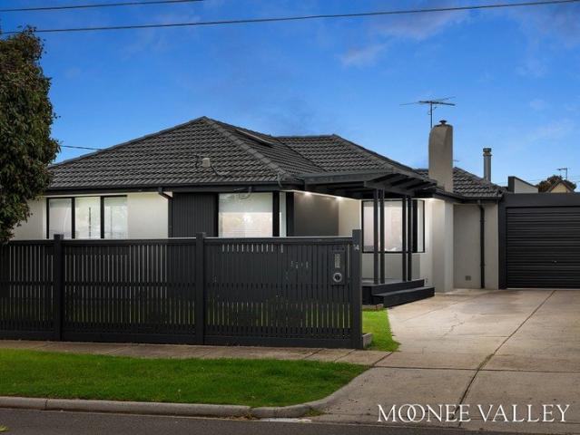 FULLY RENOVATED FAMILY SHOWPIECE WITH PREMIUM FINISHES THROUGHOUT