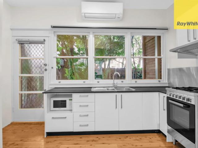 FULLY RENOVATED ONE BEDROOM APARTMENT 600M FROM TRAIN STATION