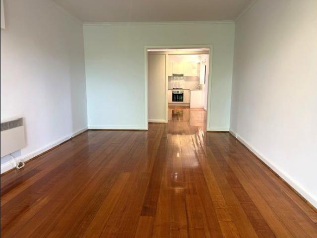 FULLY RENOVATED OVERSIZED TOP FLOOR APARTMENT IN GREAT LOCATION