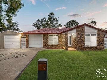 Fully Renovated Lowset With Direct Parkland Access!