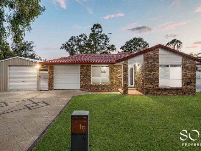 Fully Renovated Lowset With Direct Parkland Access!