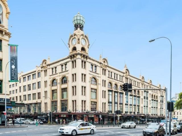 Fully Renovated Loft Apartment Opposite Broadway Shopping Centre