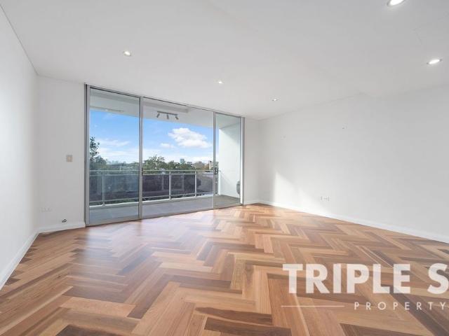 Fully Renovated | North Facing | Huge Outdoor Terrace | Level 4