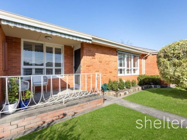 Fully Renovated. Sophisticated and Comfortable. Highly Convenient Pocket