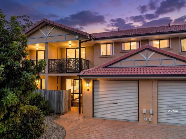 FULLY RENOVATED, SECURE & SPACIOUS TOWNHOUSE MOMENTS FROM KURABY STATION