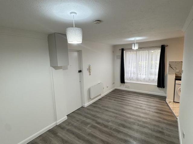Fully Renovated Studio Flat Harlington