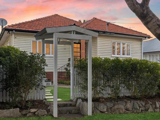 Fully Renovated Parkside Cottage Right on City's Doorstep