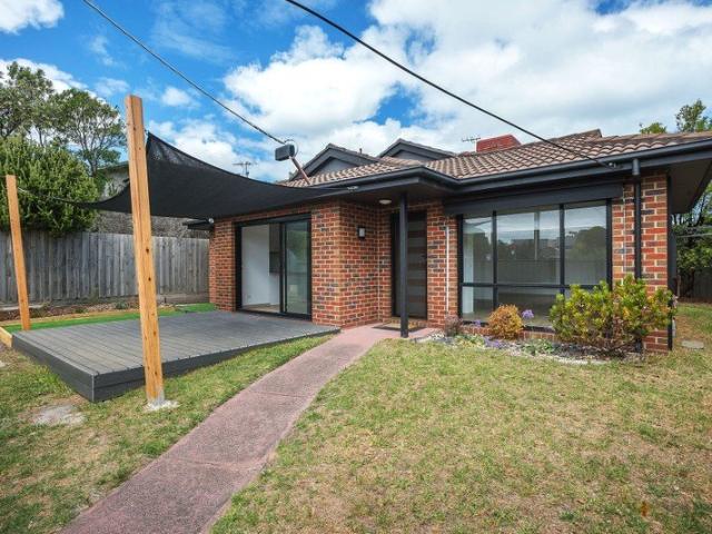 FULLY RENOVATED | PRIME LOCATION | BAYSIDE LIVING