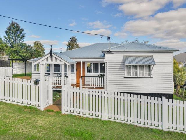 Fully Renovated Queenslander with Flawless Country Style Elegance