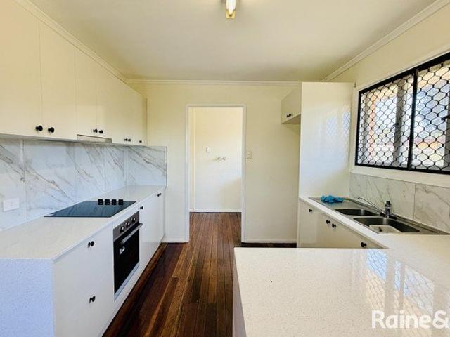 Fully Renovated, Walk to school & Shops Ready to move in