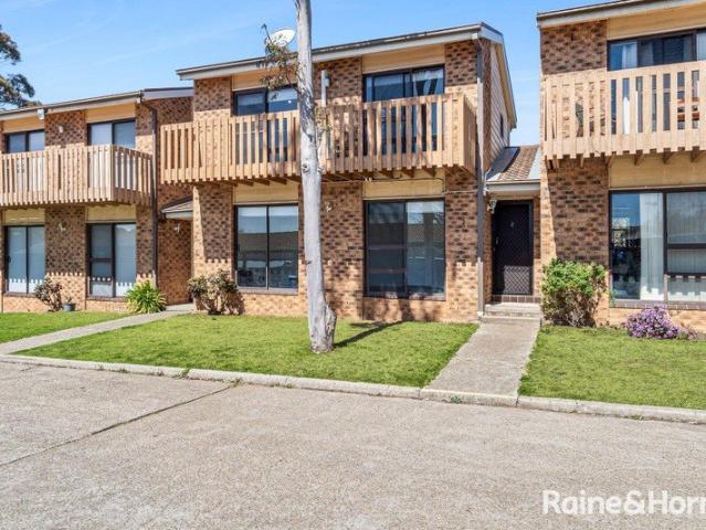 Fully Renovated Townhouse in a Convenient CBD Location