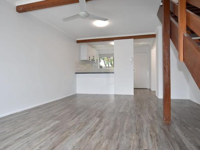 FULLY RENOVATED TOWNHOUSE IN THE HEART OF GLADSTONE CENTRAL!