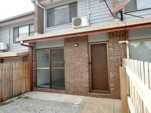 FULLY RENOVATED TOWNHOUSE IN THE HEART OF GLADSTONE CENTRAL!