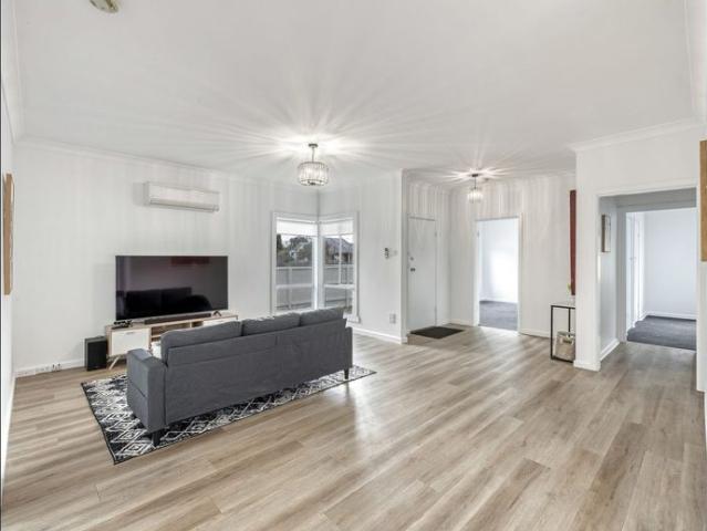 FULLY RENOVATED TOWNHOUSE IN WEDGE STREET