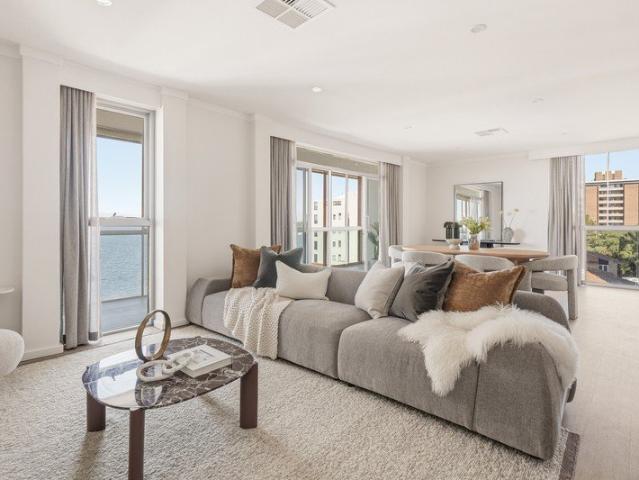 FULLY RENOVATED, TOP FLOOR WITH RIVER VIEWS