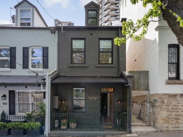 Fully Renovated Terrace Central to Vibrant Cosmopolitan Attractions
