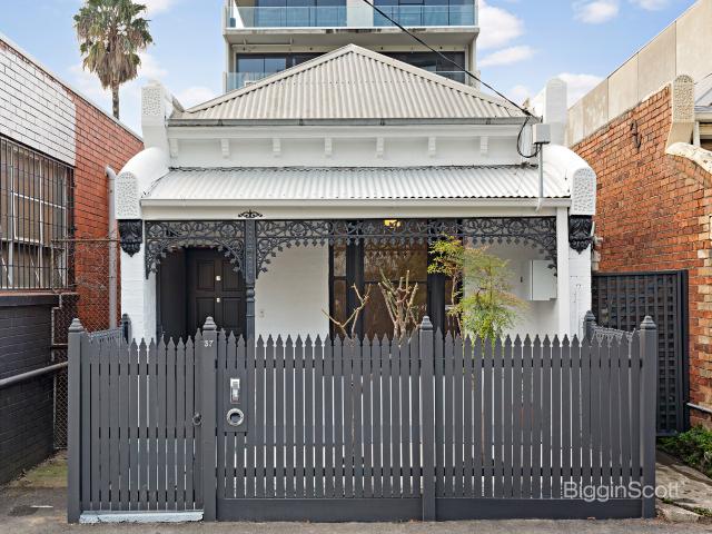 FULLY RENOVATED TERRACE HOME WITH CHARM, SOPHISTICATION AND UNRIVALLED CONVENIENCE