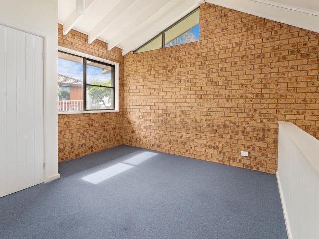 Fully renovated unit in Lake Illawarra