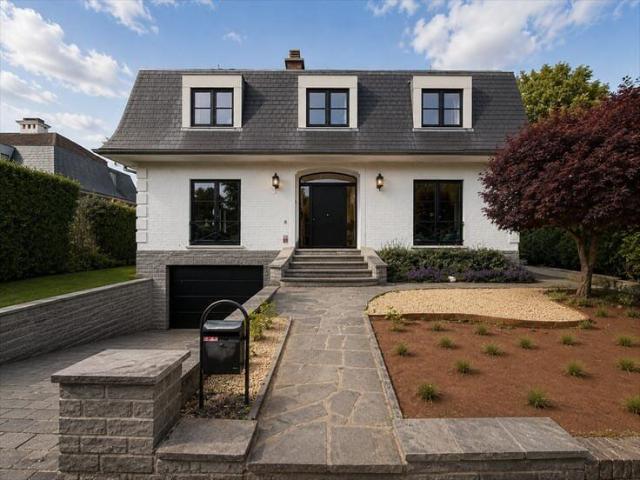 Fully renovated villa of approximately 360 sqm featuring 4 b