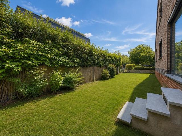 Fully refurbished two bedroom apartment with garden