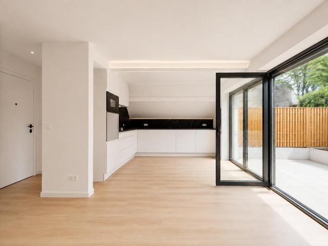 Fully refurbished two bedroom apartment with garden