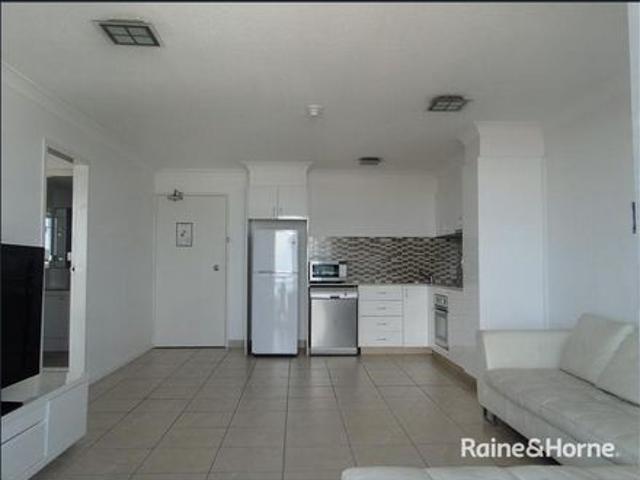 FULLY SELF CONTAINED EXECUTIVE APARTMENT IN THE CBD!