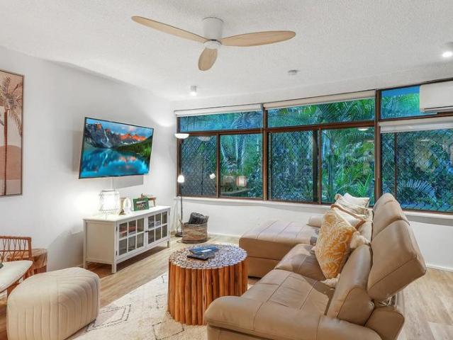 FULLY SELF CONTAINED STYLISH ONE BEDROOM APARTMENT