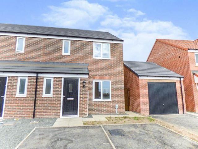 Fulmar Drive, Amble, Northumberland. 3 bed semi detached house to rent £1,000 pcm £231 pw