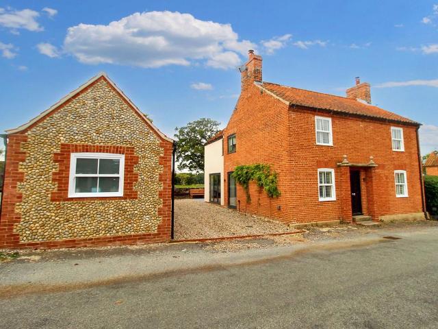 Fulmodestone 3 bed house to rent £2,250 pcm £519 pw
