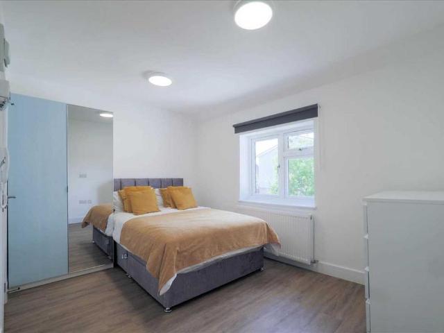 Furzehill Road, Room 1, Borehamwood 1 bed apartment to rent £1,099 pcm £254 pw