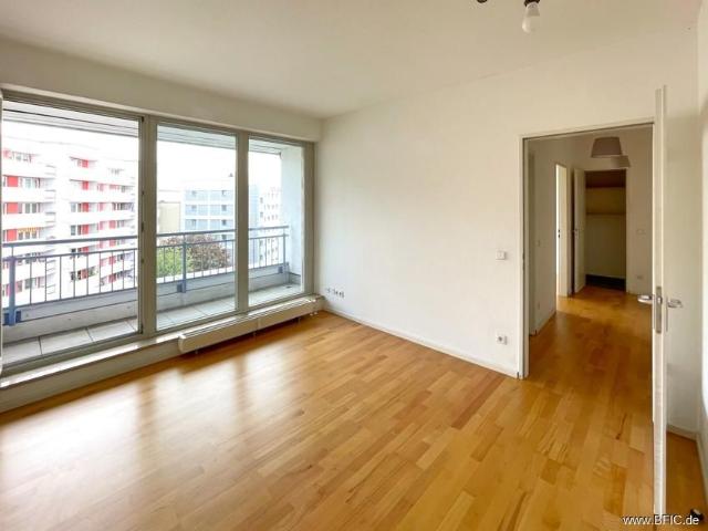für 2 Jahre ab Oktober: zentrale 2 Zimmer, Balkon im 6. OG, möbliert möglich