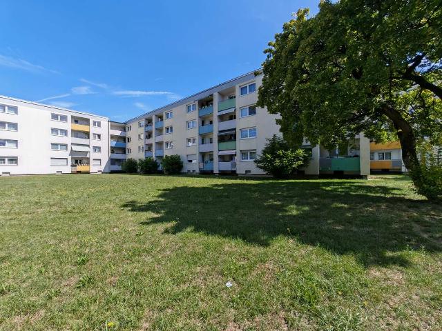 Für die kleine Familie: renovierte 3 Zimmer Wohnung mit Einbauküche